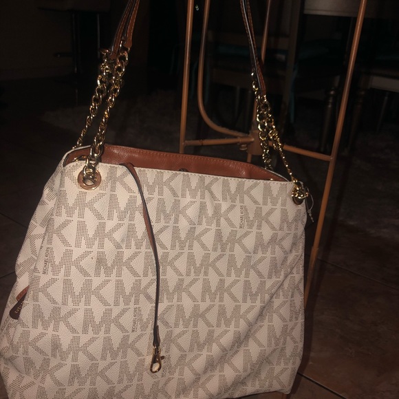 MK Purse - Picture 2 of 3